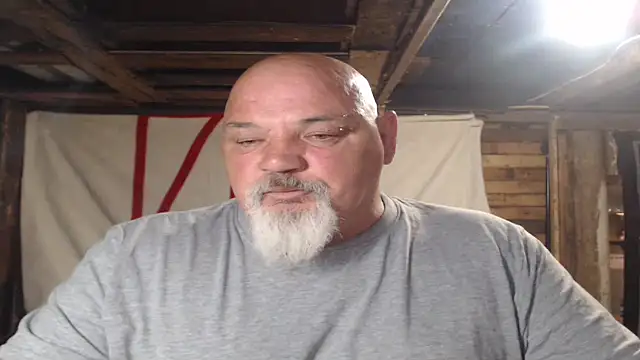 Newfiesausage1972 online show from 05.31.26