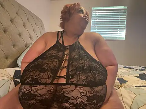 Snapshot of Missredboneo12 chatting on 10.02.25 Missredboneo12 online show from 10.02.25