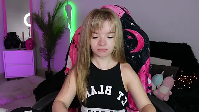 Snapshot of Eva_Rosec chatting on 10.28.25 Eva Rosec online show from 10.28.25