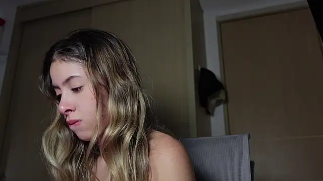 Snapshot of tinysofia_ chatting on 10.31.25 tinysofia online show from 10.31.25