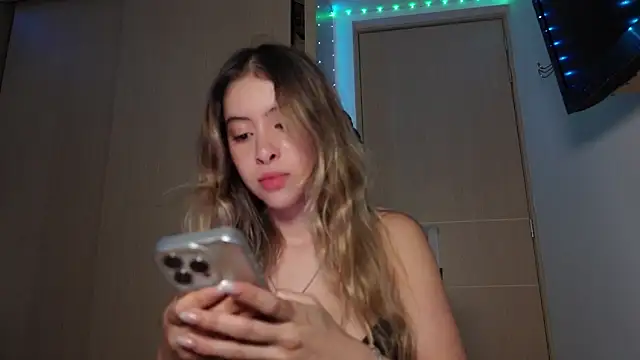 Snapshot of tinysofia_ chatting on 11.06.25 tinysofia online show from 11.06.25