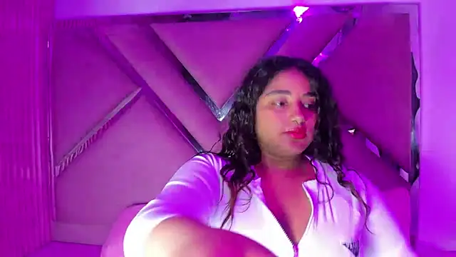 Snapshot of Sofia_Hernandez_ chatting on 10.25.25 Sofia Hernandez online show from 10.25.25