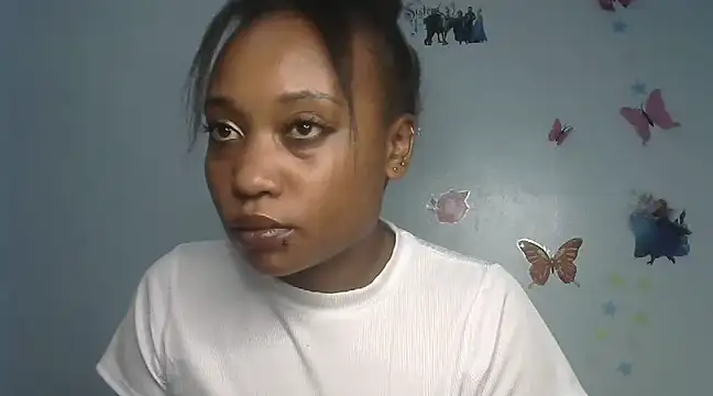 Snapshot of laetitia_ chatting on 03.06.25 laetitia online show from 03.06.25