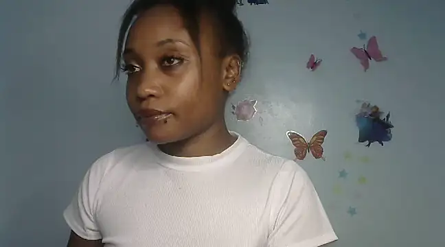 Snapshot of laetitia_ chatting on 03.06.25 laetitia online show from 03.06.25