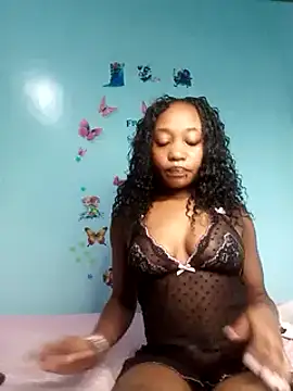 Snapshot of laetitia_ chatting on 03.12.25 laetitia online show from 03.12.25