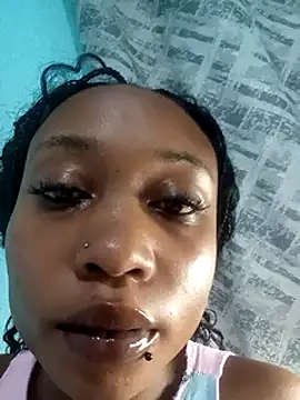 Snapshot of laetitia_ chatting on 03.13.25 laetitia online show from 03.13.25