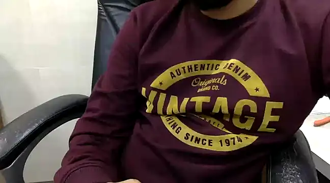 Snapshot of itstherahul chatting on 01.01.25 itstherahul online show from 01.01.25