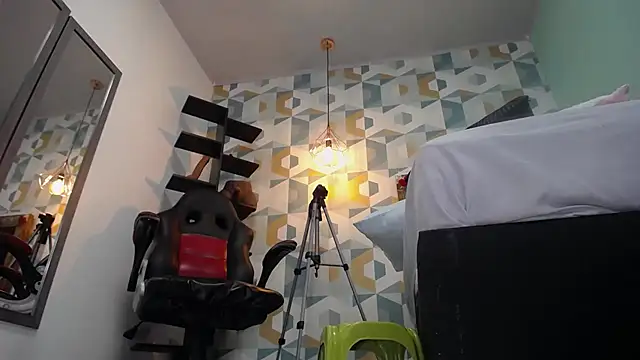 Snapshot of cameronglen chatting on 03.22.25 cameronglen online show from 03.22.25