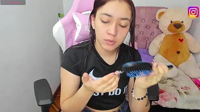 Snapshot of karla_cute01 chatting on 03.04.25 karla cute01 online show from 03.04.25