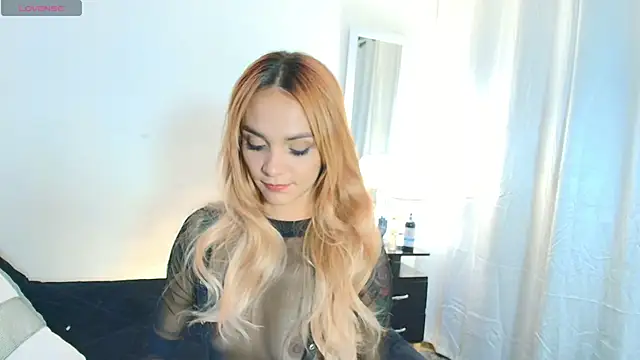 Snapshot of MeganLorensx chatting on 10.16.25 MeganLorensx online show from 10.16.25