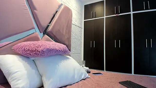 Charlotte Ice1 online show from 12.12.24