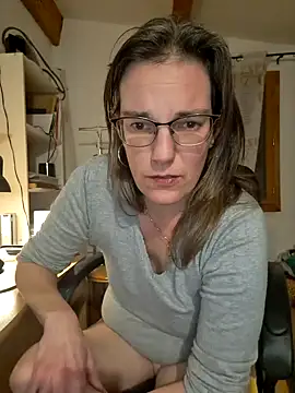 Snapshot of SpiceLea chatting on 12.11.24 SpiceLea online show from 12.11.24