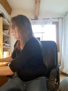 Snapshot of SpiceLea chatting on 12.12.24 SpiceLea online show from 12.12.24