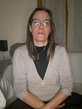 Snapshot of SpiceLea chatting on 12.19.24 SpiceLea online show from 12.19.24