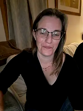 Snapshot of SpiceLea chatting on 12.21.24 SpiceLea online show from 12.21.24