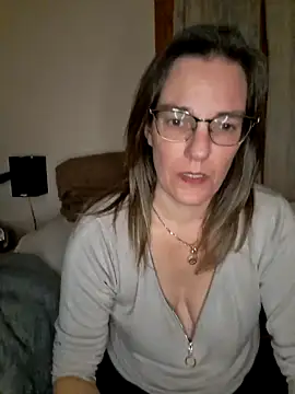 Snapshot of SpiceLea chatting on 12.21.24 SpiceLea online show from 12.21.24