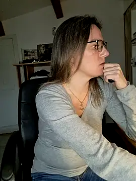 Snapshot of SpiceLea chatting on 12.22.24 SpiceLea online show from 12.22.24