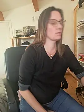 Snapshot of SpiceLea chatting on 12.26.24 SpiceLea online show from 12.26.24