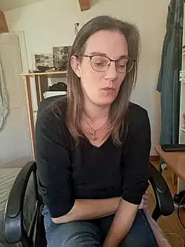 Snapshot of SpiceLea chatting on 12.28.24 SpiceLea online show from 12.28.24