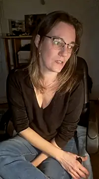 Snapshot of SpiceLea chatting on 01.06.25 SpiceLea online show from 01.06.25
