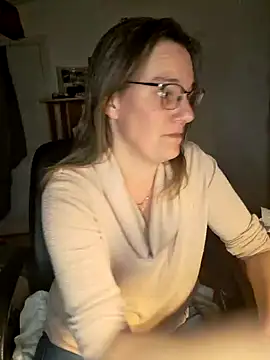 Snapshot of SpiceLea chatting on 01.09.25 SpiceLea online show from 01.09.25