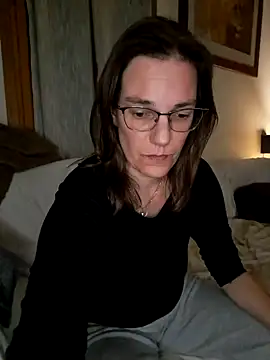 Snapshot of SpiceLea chatting on 01.24.25 SpiceLea online show from 01.24.25