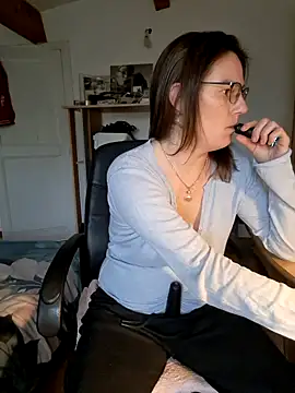 Snapshot of SpiceLea chatting on 01.25.25 SpiceLea online show from 01.25.25