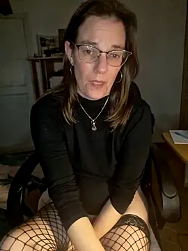 Snapshot of SpiceLea chatting on 01.28.25 SpiceLea online show from 01.28.25