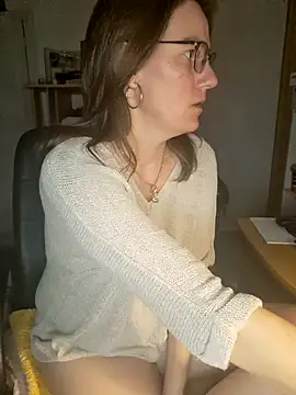 Snapshot of SpiceLea chatting on 01.29.25 SpiceLea online show from 01.29.25