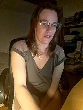 Snapshot of SpiceLea chatting on 02.07.25 SpiceLea online show from 02.07.25