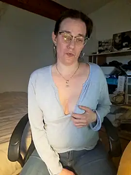 Snapshot of SpiceLea chatting on 02.11.25 SpiceLea online show from 02.11.25