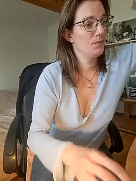 Snapshot of SpiceLea chatting on 02.17.25 SpiceLea online show from 02.17.25