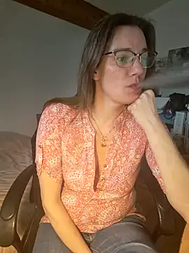 Snapshot of SpiceLea chatting on 02.18.25 SpiceLea online show from 02.18.25
