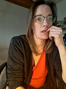 Snapshot of SpiceLea chatting on 02.20.25 SpiceLea online show from 02.20.25