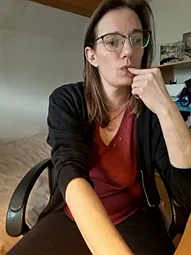Snapshot of SpiceLea chatting on 02.23.25 SpiceLea online show from 02.23.25