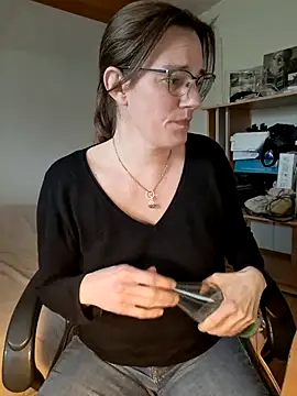 Snapshot of SpiceLea chatting on 02.24.25 SpiceLea online show from 02.24.25