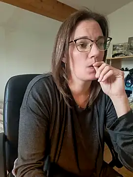 Snapshot of SpiceLea chatting on 02.27.25 SpiceLea online show from 02.27.25