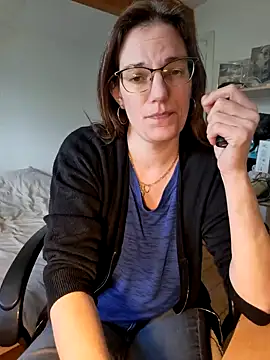 Snapshot of SpiceLea chatting on 02.28.25 SpiceLea online show from 02.28.25