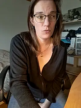 Snapshot of SpiceLea chatting on 03.04.25 SpiceLea online show from 03.04.25