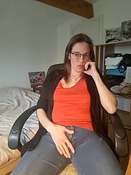 Snapshot of SpiceLea chatting on 03.06.25 SpiceLea online show from 03.06.25