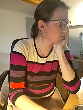 Snapshot of SpiceLea chatting on 03.10.25 SpiceLea online show from 03.10.25