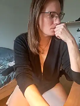 Snapshot of SpiceLea chatting on 03.18.25 SpiceLea online show from 03.18.25