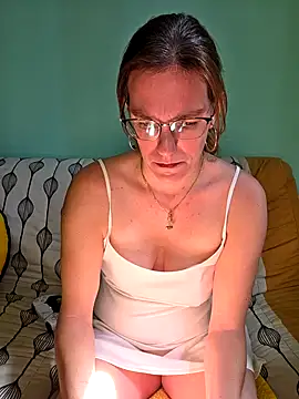 Snapshot of SpiceLea chatting on 09.15.25 SpiceLea online show from 09.15.25