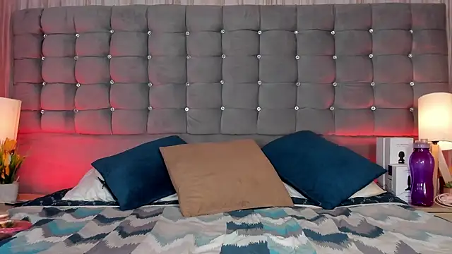 Snapshot of Poacahontasfg chatting on 10.25.25 Poacahontasfg online show from 10.25.25