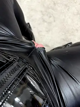 Snapshot of SexyLatexObject chatting on 09.30.25 SexyLatexObject online show from 09.30.25