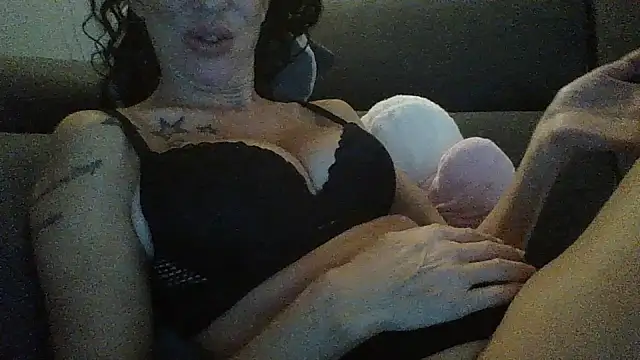 Snapshot of MarikaMilff chatting on 10.14.25 MarikaMilff online show from 10.14.25