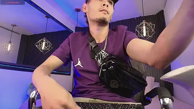 Snapshot of _white_fox_1 chatting on 09.17.25 white fox 1 online show from 09.17.25