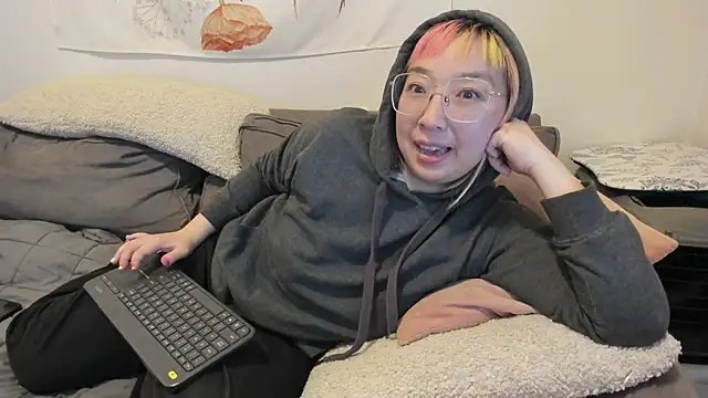 Snapshot of luxgray chatting on 12.05.24 luxgray online show from 12.05.24