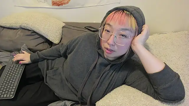 Snapshot of luxgray chatting on 12.05.24 luxgray online show from 12.05.24