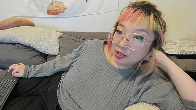 Snapshot of luxgray chatting on 12.15.24 luxgray online show from 12.15.24